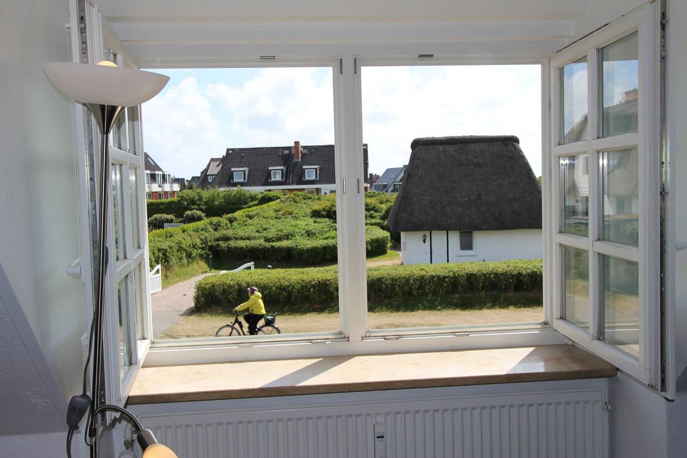 Ganze Wohnung, Moderne und helle Ober- und Dachgeschoss-Wohnung in Top-Lage in Wenningstedt in Wenningstedt, Sylt