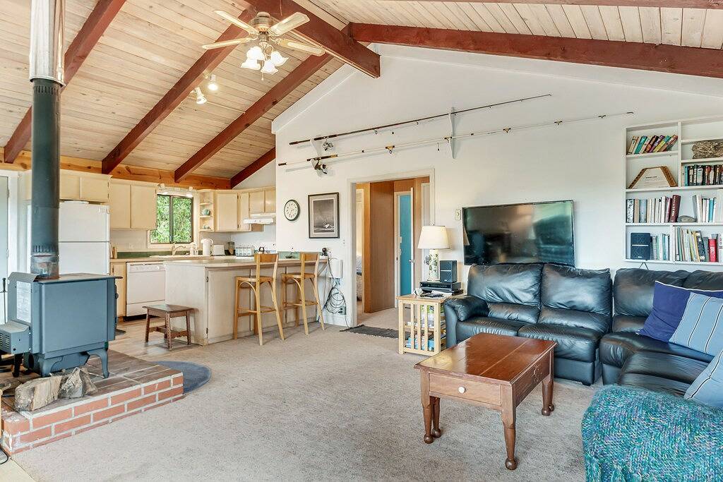 Adorable cottage near the beach w/ wood stove, firepit, & full kitchen in Copalis Beach, Grays Harbor County