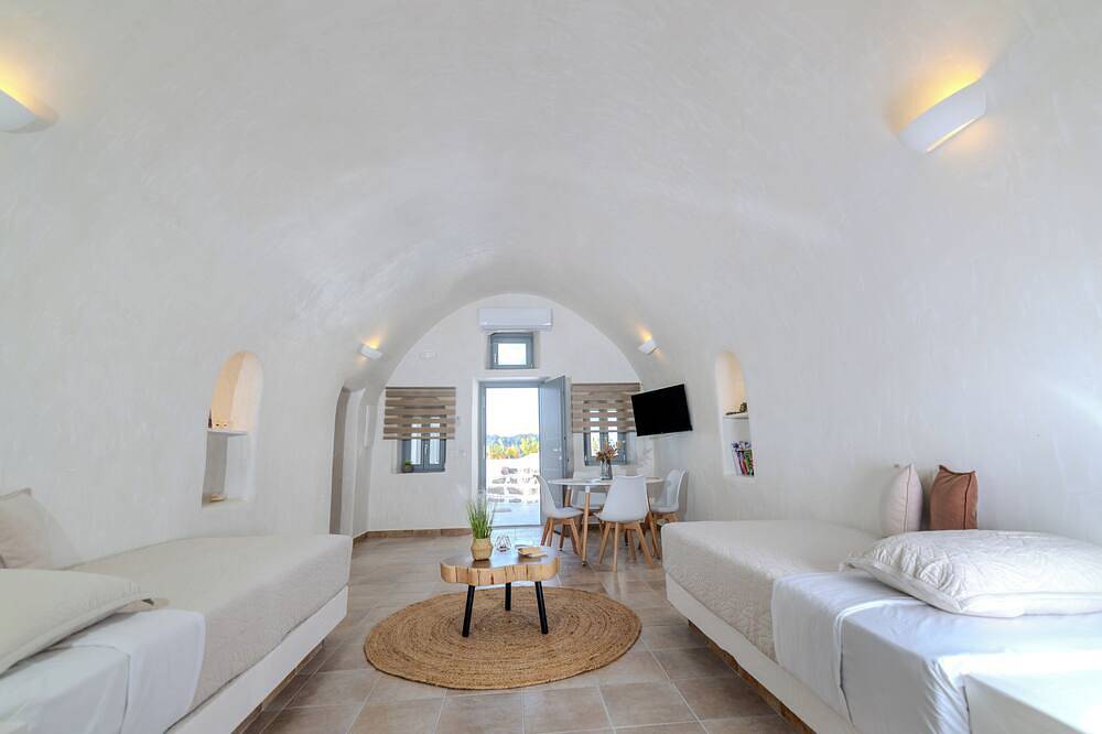 Deluxe Cave Villa with outdoor Hot Tub and Caldera View in Ormos Ammoudiou, Oia