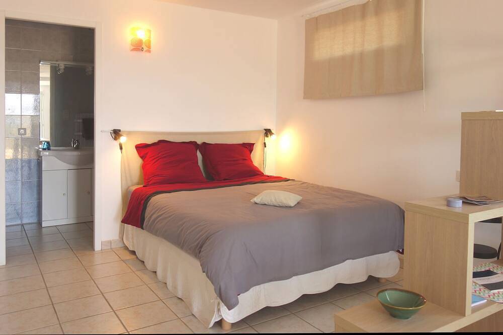 Apartamento entero, La Rosepierre, studio with a breathtaking view of the red-blue-green Salagou mountains in Liausson, Región de Lodève