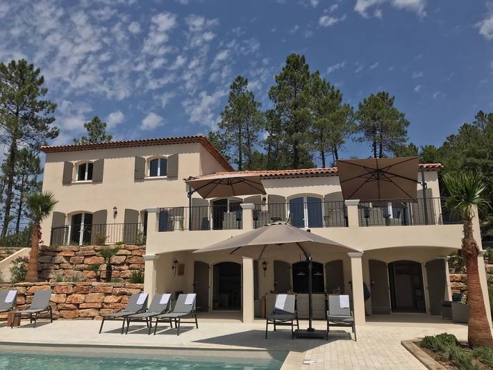 Location de vacances pour 14 personnes, avec terrasse ainsi que piscine et jardin, adapté aux familles à Le Muy - 3