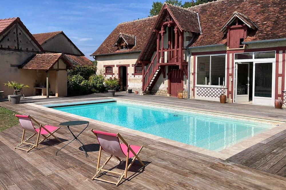 Beau château avec piscine, 28 pers. entre châteaux de la Loire et Bourgogne in Saint-Éloy-de-Gy, Région de Bourges