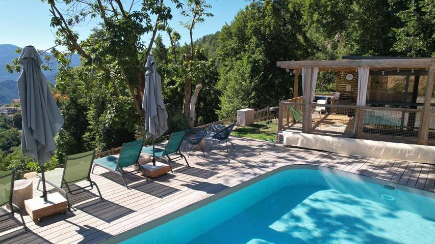 Gîte pour 5 personnes, avec Terrasse et Jardin ainsi que Piscine et Vue à Venaco