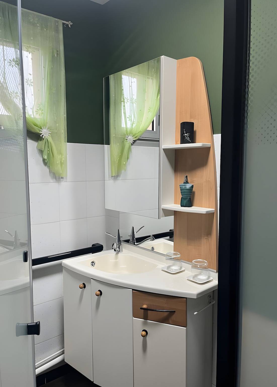 Chambre « Pause Tranquille - Chambre 1 » avec terrasse partagée, jardin partagé et Wi-Fi in Sablé-sur-Sarthe, Sarthe