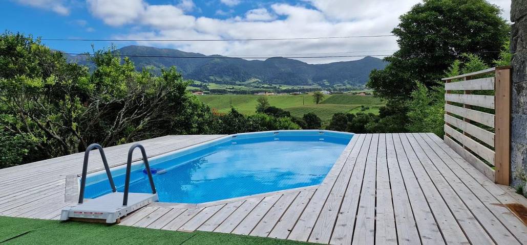 Location de vacances pour 4 personnes, avec jardin ainsi que vue et piscine à Povoação