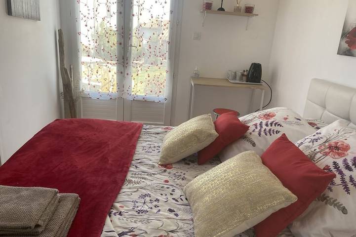 Location de vacances pour 2 personnes, avec piscine ainsi que jardin et terrasse, animaux acceptés à Comps - 2
