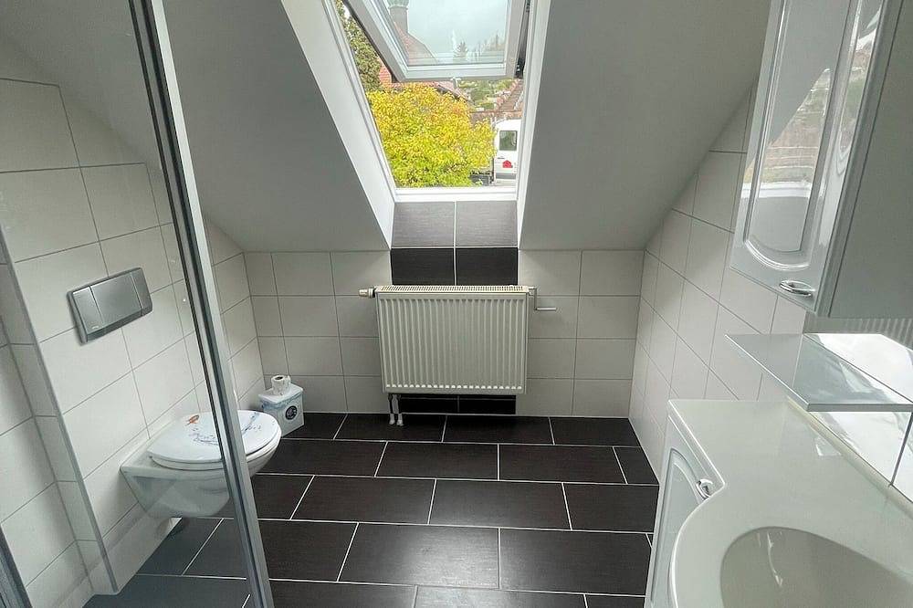 Ganze Wohnung, Ferienwohnung mit Balkon am Waldrand in Karlstadt, Maindreieck
