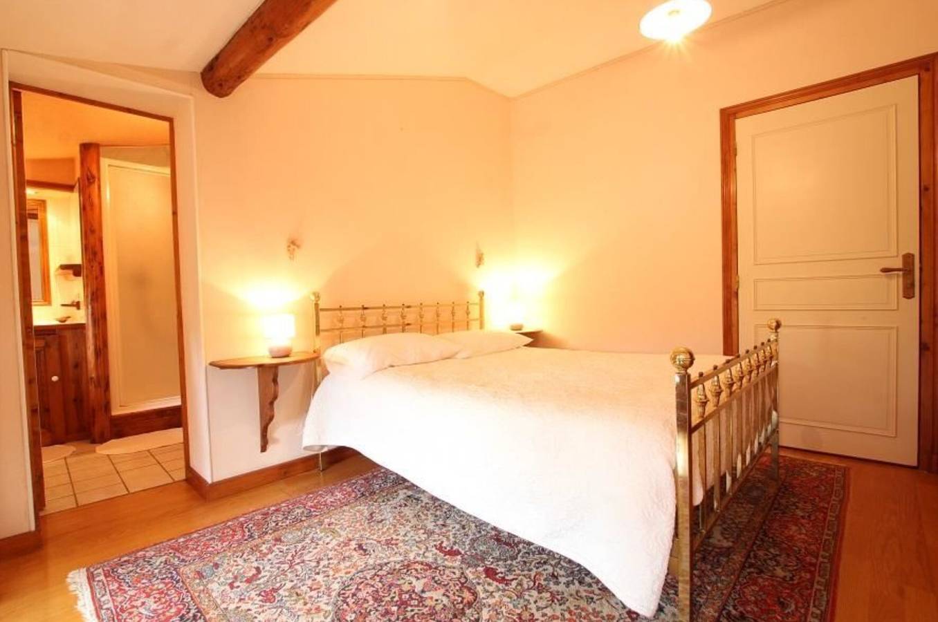 Gästezimmer „Chambre Romance“ mit gemeinsamer Terrasse, Garten und Wlan in Polignac, Haute-Loire