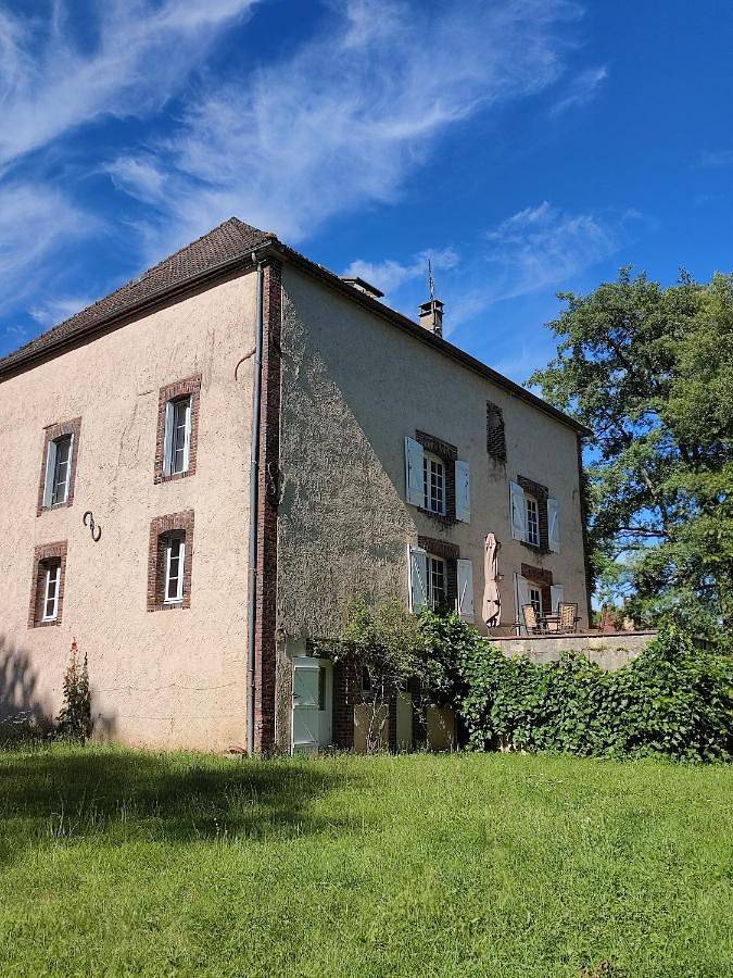 Location de vacances, avec Terrasse et Jardin ainsi que Vue et Vue sur le lac à Mézilles