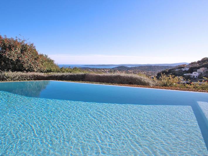 Location de vacances pour 10 personnes, avec balcon ainsi que piscine et jardin dans Golf Bluegreen Sainte-Maxime