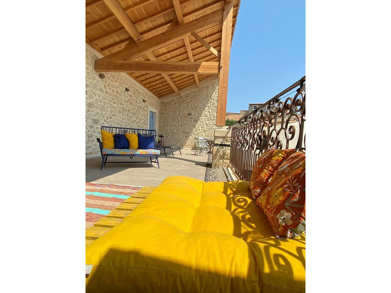 Maison Maison Chateau Courtyard in Saint-Geniès-de-Fontedit, Région de Béziers