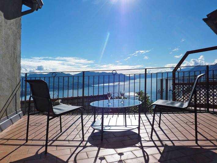 Ferienwohnung für 5 Personen, mit Terrasse und Seeblick in Maccagno con Pino e Veddasca
