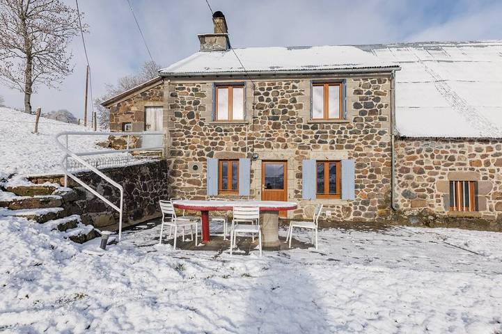 Location de vacances pour 8 personnes, avec jardin dans Saint-Hippolyte (Cantal)