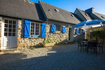 Maison en pierre proche plages sentiers rando, calme, charme, chambre Wc au Rdc