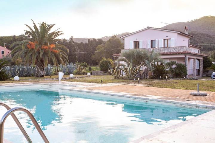 Ferienwohnung für 11 Personen, mit Terrasse und Garten sowie Pool, mit Haustier in Portoferraio