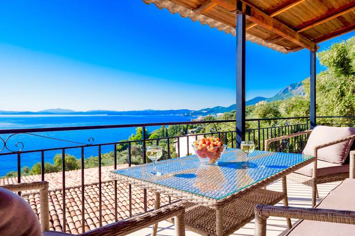 Villa for 4 people, with Balcony and Pool in Nissaki