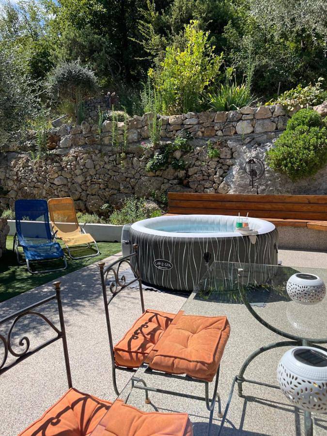 Gîte pour 4 personnes, avec jacuzzi et jardin à Carros - 2