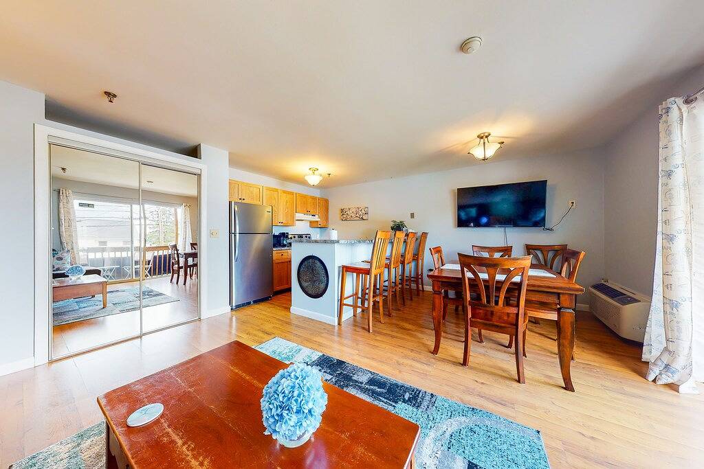 Ganze Wohnung, Inviting condo in quiet locale with partial lake views, balcony & grilling area in Gilford, Lake Winnipesaukee