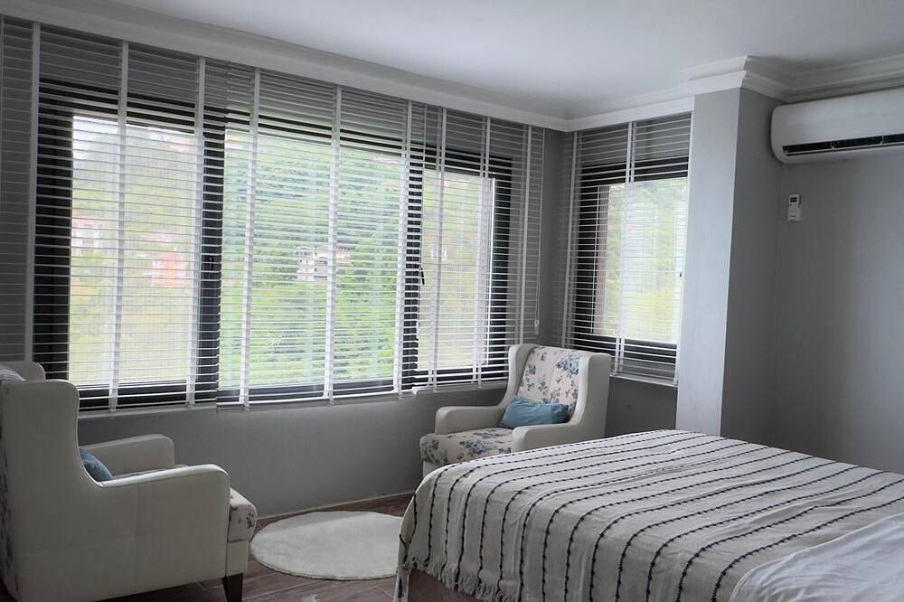 Deniz ve dağ manzaralı cam teraslı villa in Región del Mar Negro