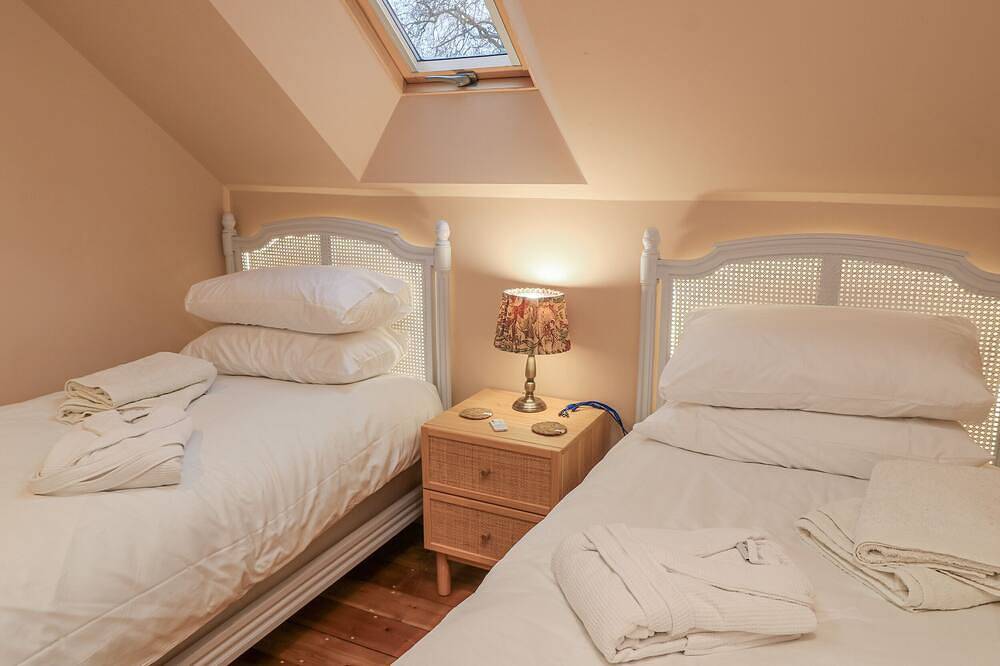 Golden Valley View, romantic, character holiday cottage in Stroud in Stroud, Gloucestershire