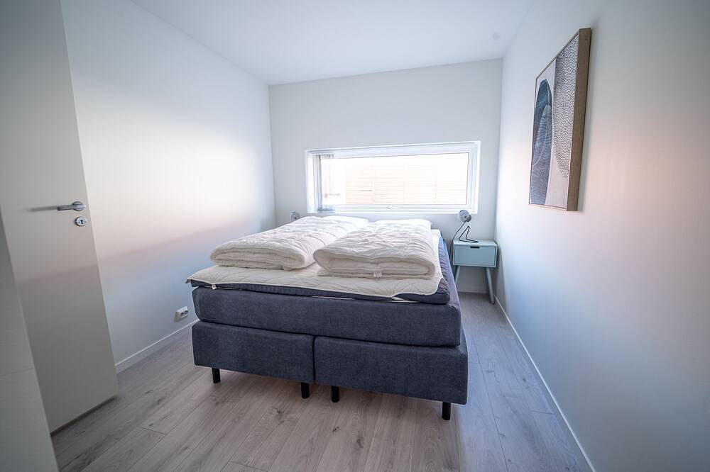 Neues Ferienhaus am Meer mit Glasfront, Kamin & Boot. Haustierfreundlich in Vestbygd, Farsund