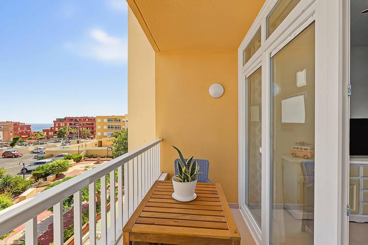 Ganze Wohnung, Ferienwohnung 'Alquilaencanarias-medano Lagos De' mit Bergblick, Pool & WLAN in Playa el Médano, Granadilla de Abona