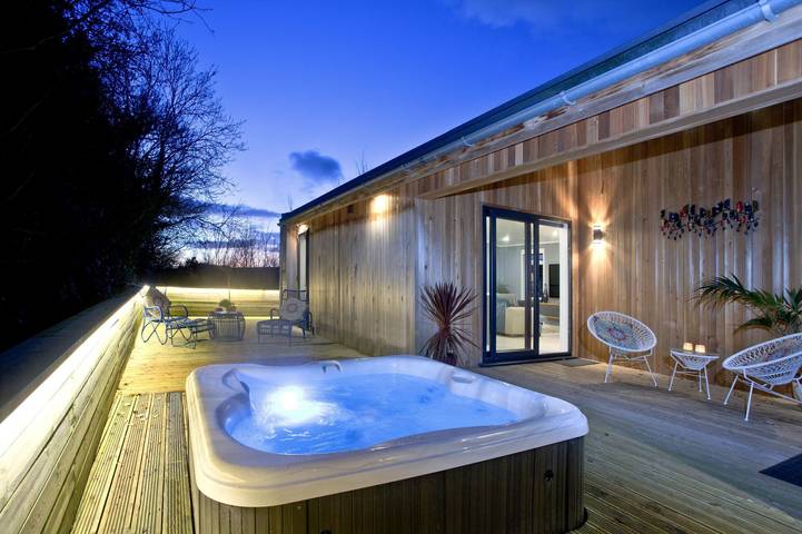 Lodge for 2 people, with Hot tub and Garden in Cheddar