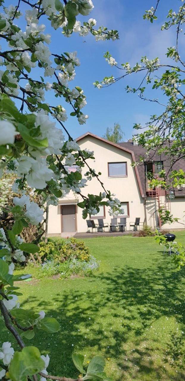 Location de vacances pour 8 personnes, avec piscine et sauna ainsi que terrasse et jardin à Pärnu