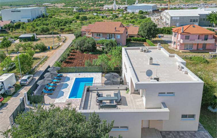 Gemütliche 2-Zimmer-Wohnung mit Pool und Terrasse, 2 km vom Zentrum von Sušci entfernt in Dalmatinisches Zagora