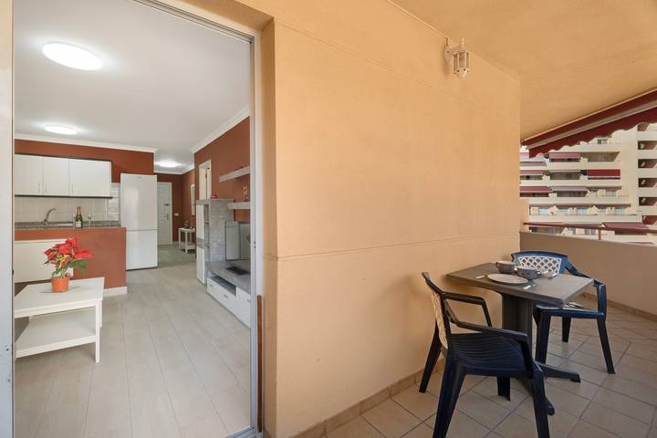 Apartamento entero, Apartamento de vacaciones 'La Casita De Edu' con piscina compartida, balcón y Wi-Fi in Puerto Santiago, Santiago del Teide