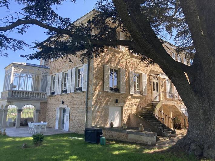 Location de vacances pour 26 personnes, avec Terrasse ainsi que Jardin et Piscine à Gleizé