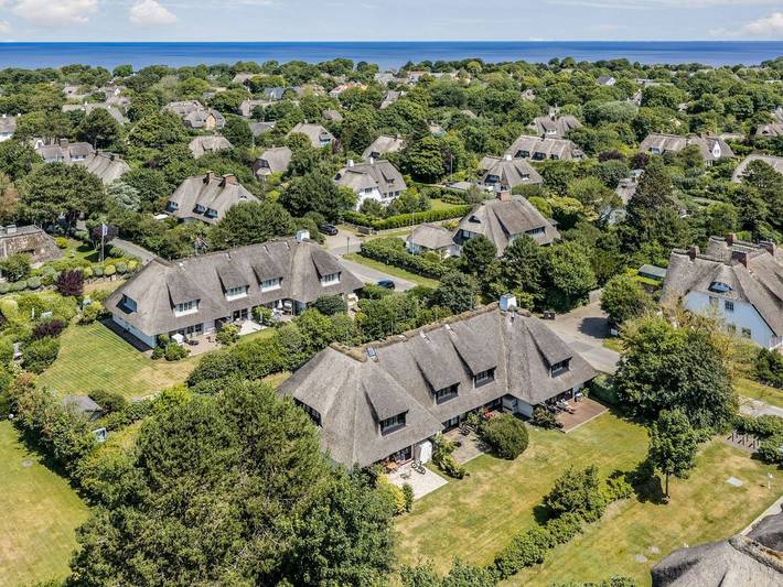 Ganze Ferienwohnung, Sharky Bay - Die reetgedeckte, gepflegte Anlage liegt auf einem ca. 2000 m² großem Grundstück in Keitum, Sylt (Gemeinde)