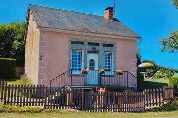 Gîte pour 4 personnes, avec jardin à Planchez