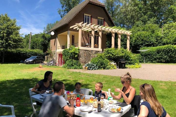 Location de vacances pour 8 personnes, avec Balcon et Terrasse ainsi que Jardin et Vue sur le lac dans Lac des Settons