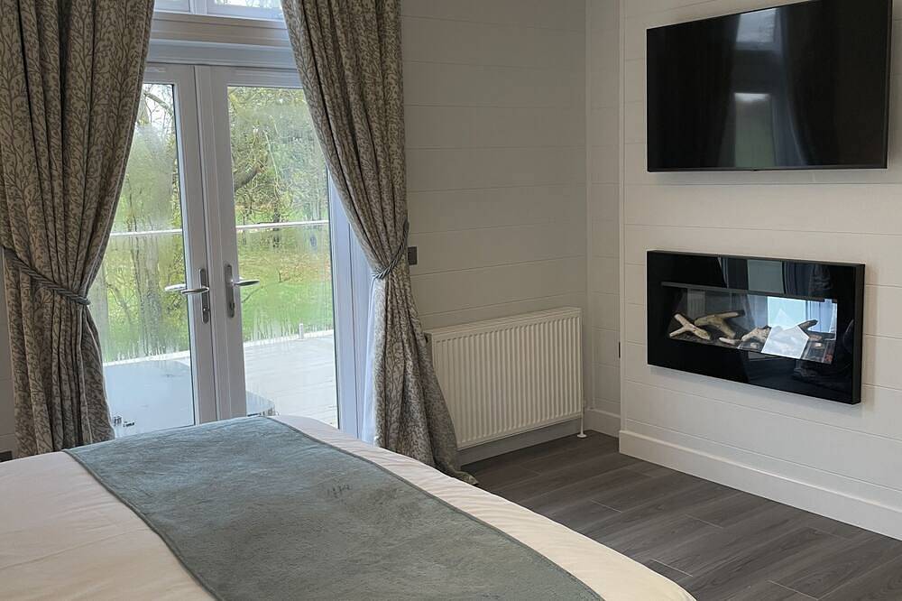 Luxurious 3 bed Lodge with private hot tub close to city of Cambridge in Cambourne, Cambridgeshire