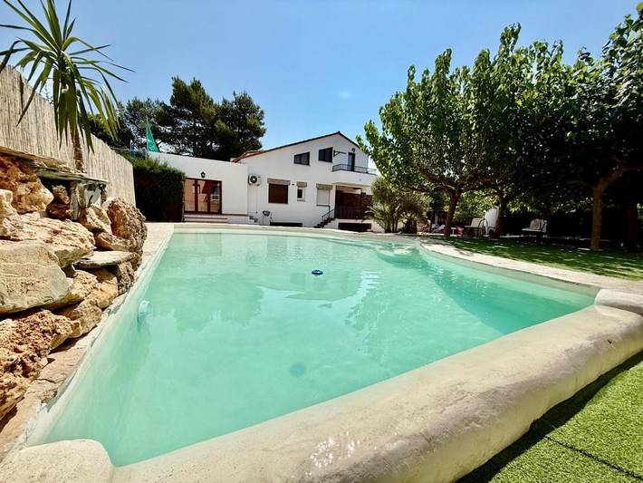 Casa rural para 10 personas, con balcón además de jardín y jacuzzi en Conca de Barberà