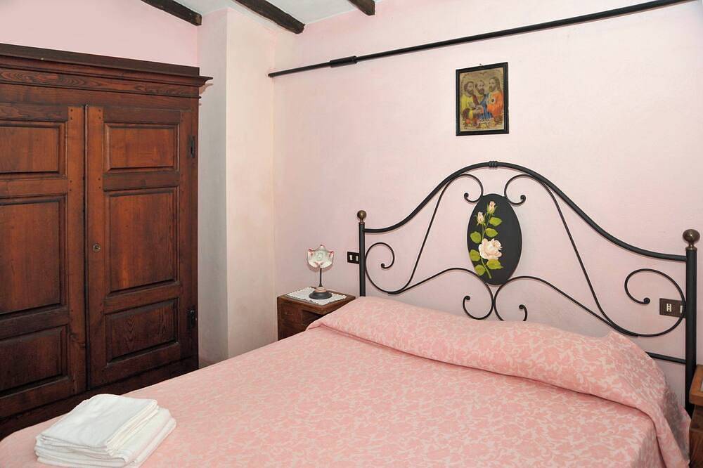Traditional style stone cottage with private pool in Villa Collemandina, Garfagnana