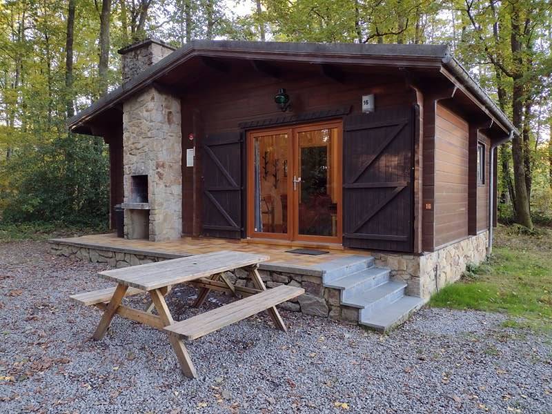 Komfortables Ferienhaus für 4 Personen in einem Ferienpark in den Wäldern der Ardennen in Viroinval, Parc Naturel Viroin Hermeton