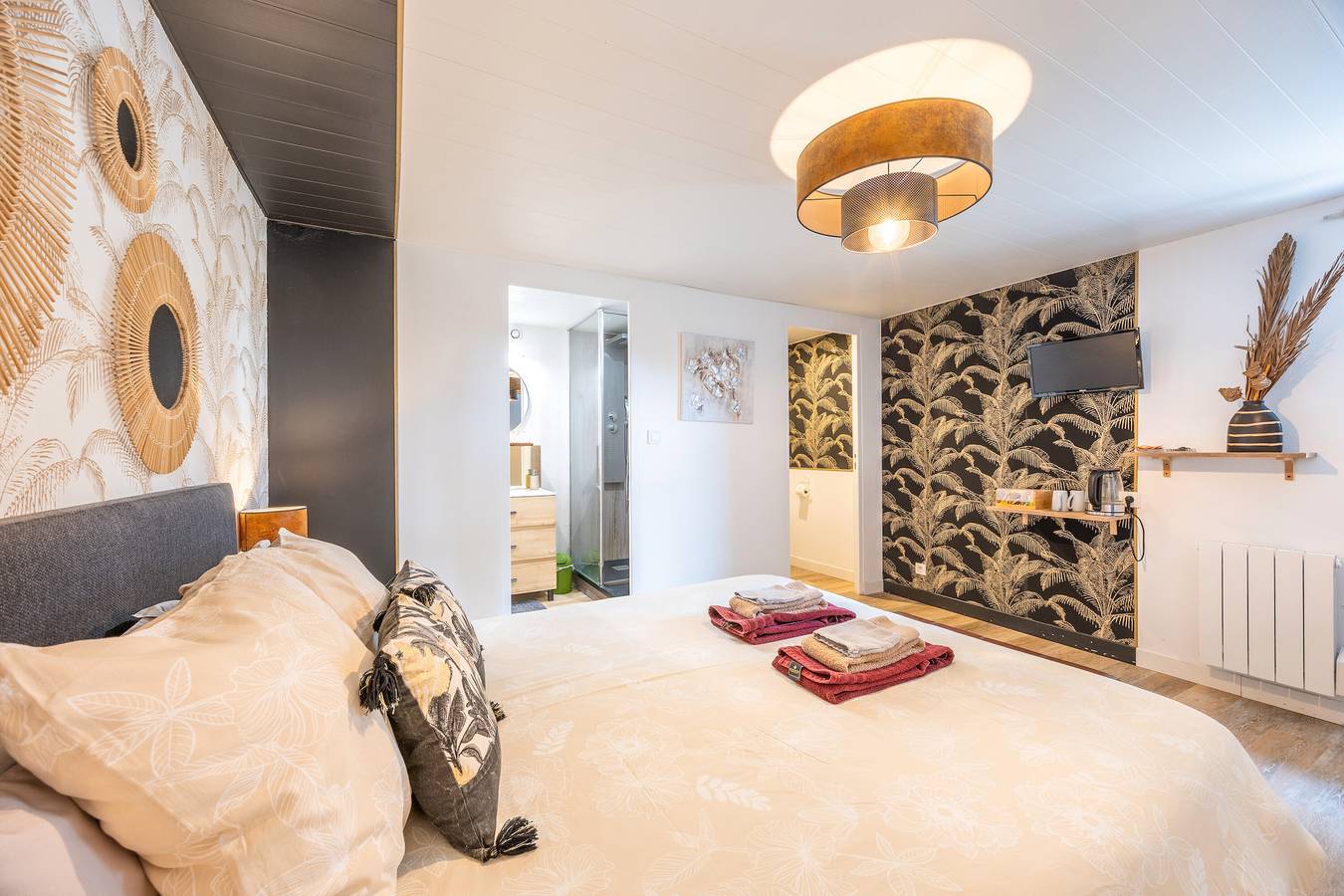 Gästezimmer 'Chambre Camélia' mit gemeinsamem Garten und Wlan in Sèvremont, Fontenay-le-Comte