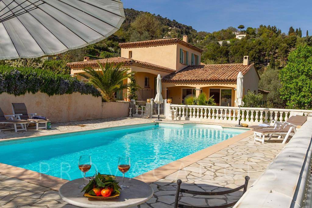 Holiday house with pool and panoramic views in Carros in Carros, Cannes region