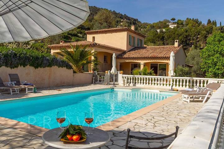 Location de vacances pour 8 personnes, avec Balcon/Terrasse ainsi que Jardin et Piscine à La Roquette-sur-Var