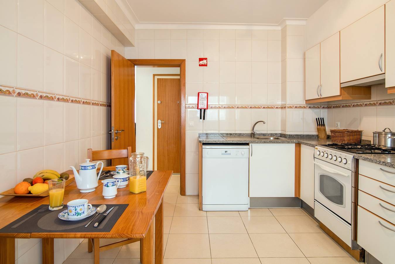 Apartamento inteiro, Apartamento de férias 'Da Praia' directamente na praia com Wi-Fi e ar condicionado in Armação de Pêra (costa), Armação de Pêra
