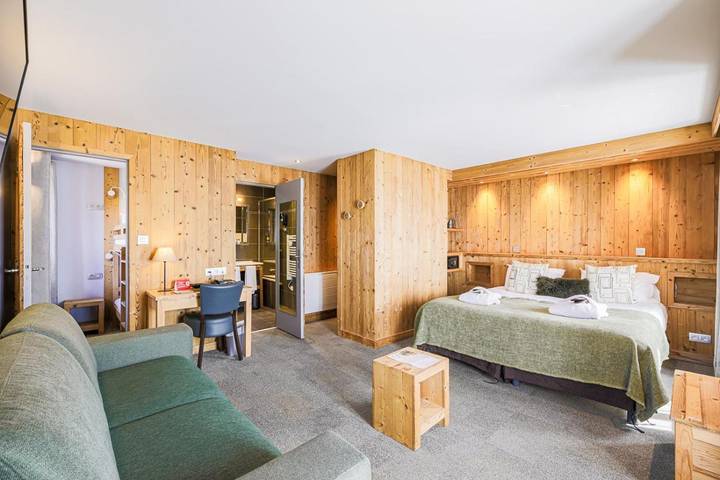 Hôtel pour 2 personnes, avec sauna et jacuzzi ainsi que piscine et terrasse dans Office De Tourisme De Correncon En Vercors - 2