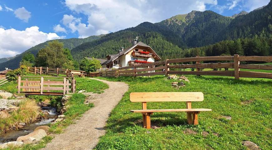 Ferienwohnung für 3 Personen, mit Balkon und Terrasse sowie Garten und Ausblick in Antholz