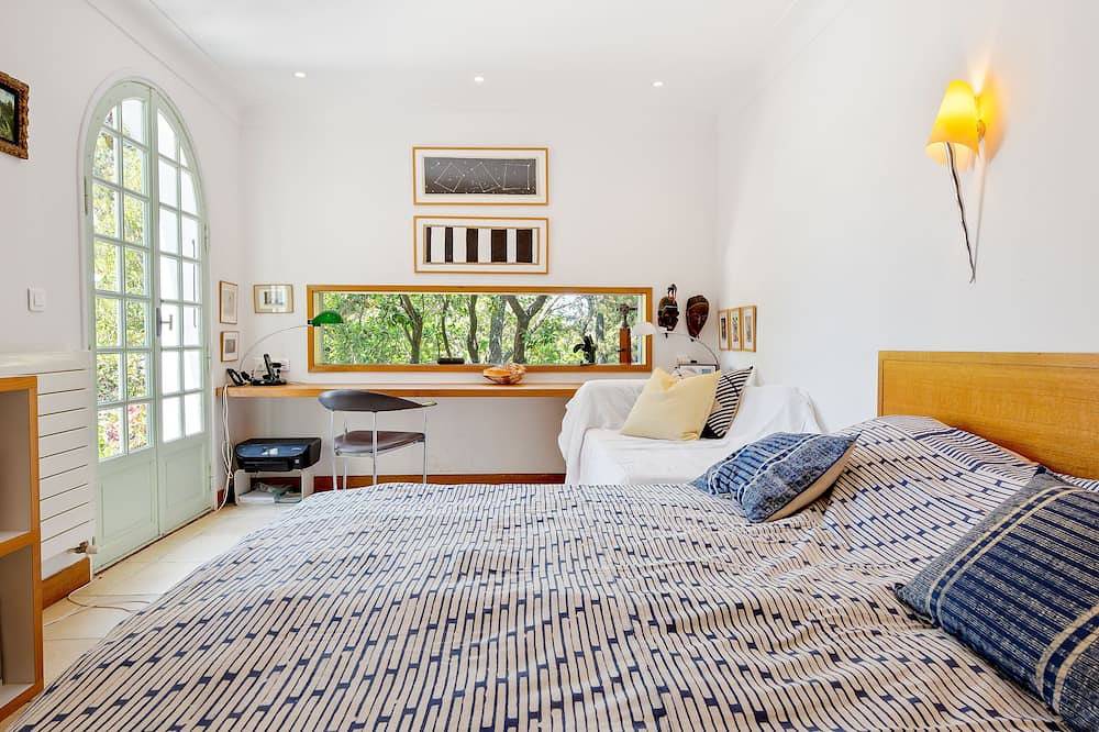 Waterfront family home on a sandy beach in Isolella, Pietrosella