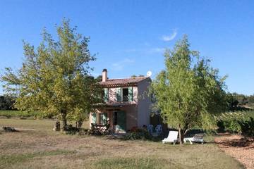 Gîte pour 4 personnes, avec jardin à Nans-les-Pins
