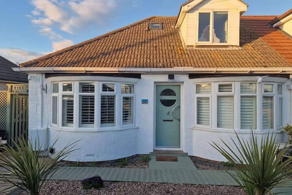 Beach house 200m to beach.Stylish, Modern Sleeps 6. Suit Summer or Winter break<br> in Mablethorpe, Lincolnshire
