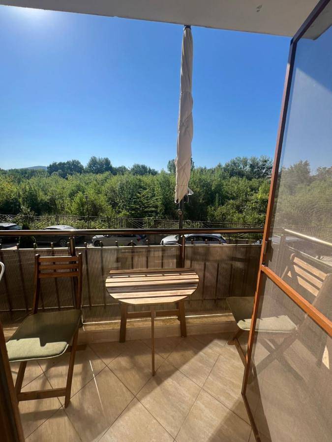Ferienwohnung für 2 Personen, mit Balkon und Terrasse sowie Garten und Pool