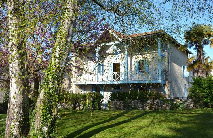 Gîte pour 6 personnes, avec jardin ainsi que piscine et balcon dans l' Ariège