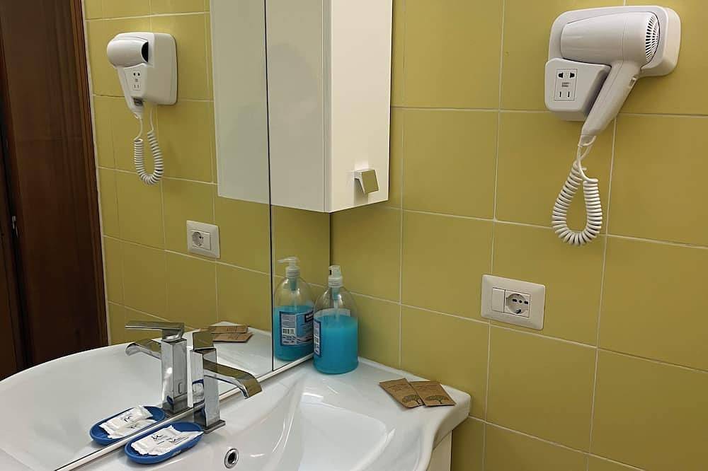 Within walking distance from the sea provided with all the necessary comforts in Battipaglia, Tyrrhenian Coast Campania